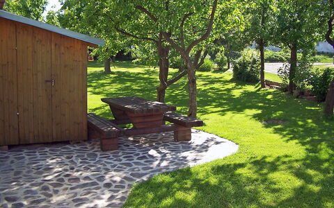 Chrastov: Garten, Hinterhof, Eigentum, Gras, Grün, Garten, Baum, Rasen, Haus, Landscaping