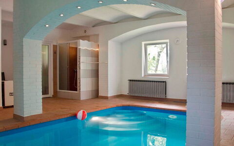 Chrastov: Eigentum, Schwimmbad, Gebäude, Decke, Zimmer, Interior Design, Haus, Die Architektur, Grundeigentum, Zuhause