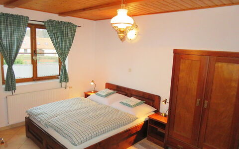 Chrastov: Schlafzimmer, Möbel, Zimmer, Eigentum, Bett, Bettrahmen, Bettdecke, Gebäude, Decke, Hartholz