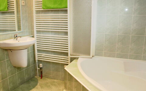 Chrastov: Badezimmer, Fliese, Eigentum, Zimmer, Grün, Wand, Fussboden, Badewanne, Armatur, Bad Zubehör