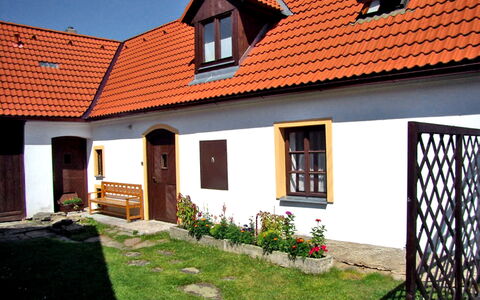 Podoli: Pflanze, Gebäude, Eigentum, Fenster, Himmel, Haus, Hütte, Grundstueck, Holz