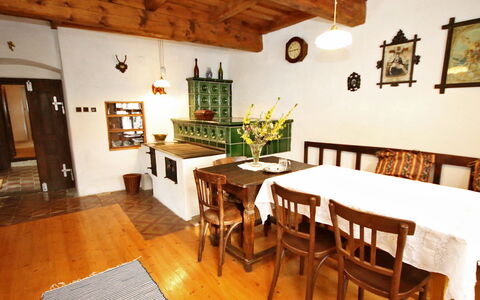 Podoli: Zimmer, Eigentum, Gebäude, Möbel, Esszimmer, Interior Design, Tabelle, Haus, Fussboden, Hartholz