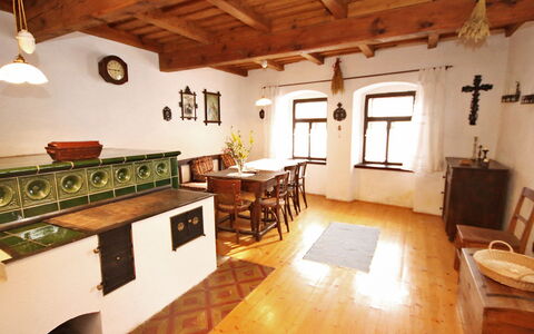 Podoli: Eigentum, Zimmer, Gebäude, Interior Design, Strahl, Decke, Haus, Möbel, Fussboden, Hartholz