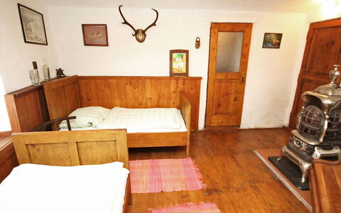 Podoli: Zimmer, Möbel, Eigentum, Fussboden, Gebäude, Hartholz, Interior Design, Schlafzimmer, Bett, Haus