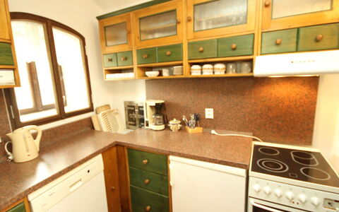 Podoli: Countertop, Eigentum, Zimmer, Küche, Cabinetry, Möbel, Interior Design, Gebäude, Grundeigentum, Haus