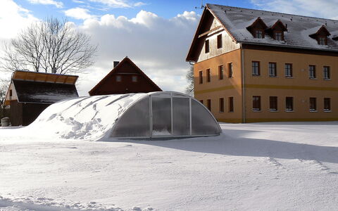 Ceska Kamenice 110: Wolke, Himmel, Gebäude, Fenster, Schnee, Zelt, Steigung, Haus, Baum, Welt