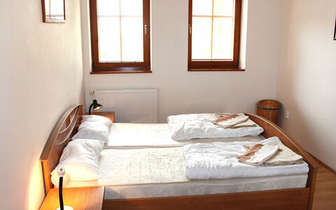 Ceska Kamenice 110: Schlafzimmer, Bett, Zimmer, Möbel, Bettrahmen, Eigentum, Bettdecke, Fussboden, Matratze, Hartholz