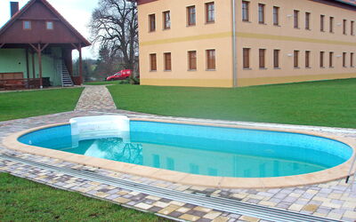 Ceska Kamenice 110: Wasser, Gebäude, Pflanze, Fenster, Grün, Azurblau, Schwimmbad, Rechteck, Himmel, Gras