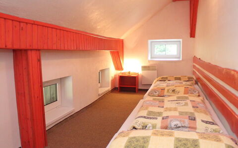 Karlovka: Zimmer, Eigentum, Interior Design, Möbel, Decke, Gebäude, Wand, Orange, Fussboden, Haus