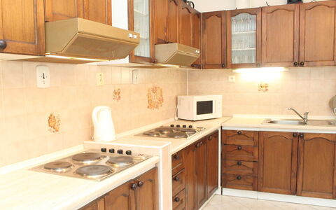 Karlovka: Countertop, Eigentum, Zimmer, Küche, Cabinetry, Möbel, Sinken, Gebäude, Fussboden, Haus