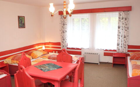 Karlovka: Zimmer, Eigentum, Rot, Esszimmer, Interior Design, Möbel, Orange, Gebäude, Fussboden, Haus
