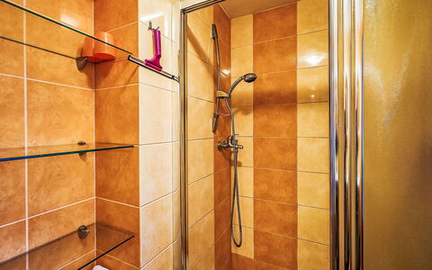 Jesenný: Flooring, Fussboden, Armatur, Badezimmer, Installation, Dusche, Fliese, Duschkopf, Duschtür
