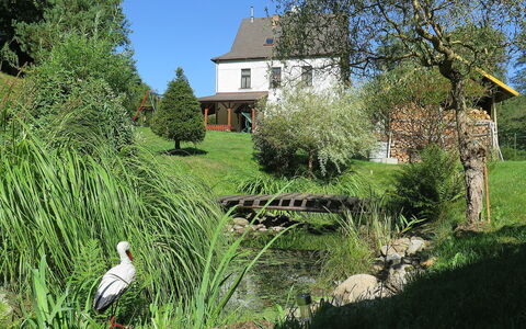 Zlata Olesnice: Haus, Eigentum, Zuhause, Gras, Vegetation, Garten, Natürliche Landschaft, Baum, Garten, Graspflanze