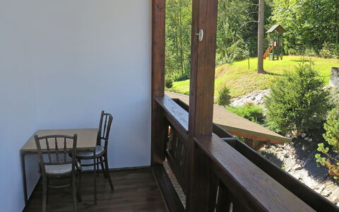 Zlata Olesnice: Eigentum, Zimmer, Haus, Balkon, Deck, Grundeigentum, Gebäude, Baum, Möbel, Veranda