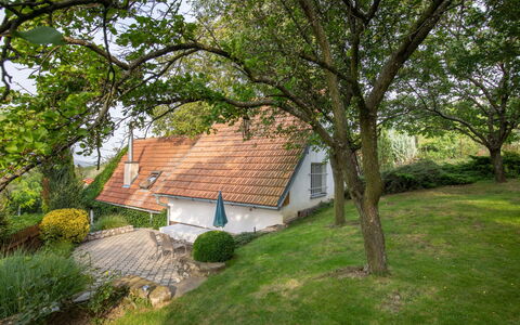 Horní Věstonice: Pflanze, Gebäude, Baum, Haus, Natürliche Landschaft, Gehölz, Gras, Schatten, Holz, Tönungen Und Schatten