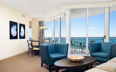 Beachfront 150.6: Zimmer, Wohnzimmer, Eigentum, Möbel, Interior Design, Gebäude, Suite, Haus, Grundeigentum, Decke