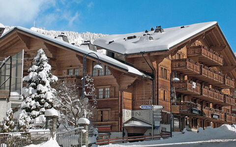 Daphné a 32: Himmel, Gebäude, Schnee, Fenster, Wolke, Licht, Haus, Einfrieren, Nachbarschaft, Steigung