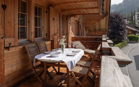 Daphné a 32: Tabelle, Möbel, Pflanze, Stuhl, Gebäude, Holz, Interior Design, Fussboden, Fenster, Baum