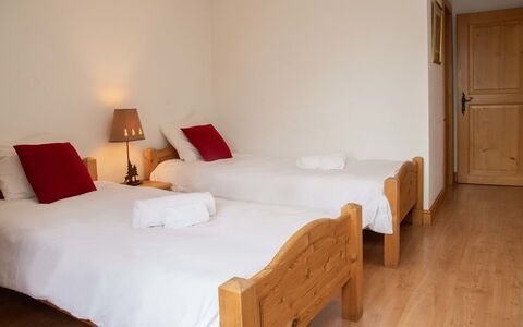 Daphné a 32: Möbel, Eigentum, Gebäude, Komfort, Holz, Bettrahmen, Kissen, Haus, Flooring, Bett