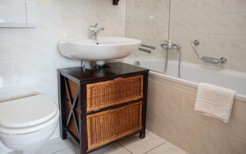 Daphné a 32: Armatur, Eigentum, Sinken, Spiegel, Zapfhahn, Bad Sink, Badezimmer, Interior Design, Fussboden, Flooring
