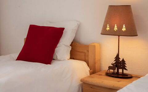 Daphné a 32: Möbel, Eigentum, Komfort, Holz, Textil, Interior Design, Lampe, Kissen, Fussboden, Wand