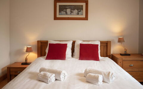 Daphné a 32: Gebäude, Möbel, Eigentum, Komfort, Holz, Textil, Bett, Interior Design, Flooring, Fussboden