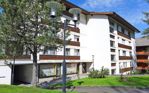 Villars 130: Pflanze, Gebäude, Himmel, Eigentum, Daytime, Fenster, Baum, Grundstueck, Haus