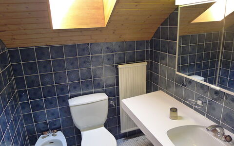 Villars 600: Badezimmer, Eigentum, Toilette, Zimmer, Fliese, Die Architektur, Armatur, Interior Design, Wand, Gebäude