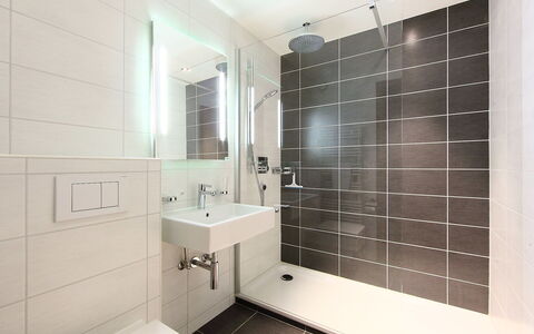 Villars 700: Badezimmer, Zimmer, Eigentum, Fliese, Interior Design, Fussboden, Zapfhahn, Die Architektur, Grundeigentum, Materialeigenschaft