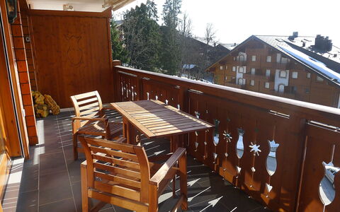Villars 764: Eigentum, Zimmer, Gebäude, Möbel, Deck, Grundeigentum, Geländer, Holzbeize, Zuhause, Haus
