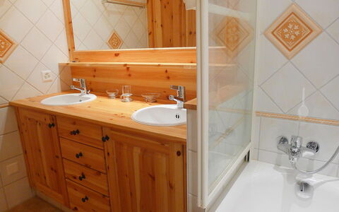 Villars 764: Badezimmer, Zimmer, Eigentum, Möbel, Zapfhahn, Sinken, Badezimmerschrank, Wand, Fliese, Bad Zubehör