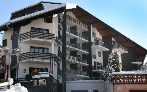 Villars 765: Himmel, Gebäude, Eigentum, Schnee, Fenster, Urban Design, Einfrieren, Eigentumswohnung, Wohngebiet, Fassade