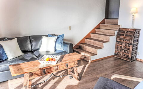 Villars 765: Möbel, Interior Design, Holz, Flooring, Couch, Wohnung, Fussboden, Wohnzimmer, Zuhause, Beleuchtung