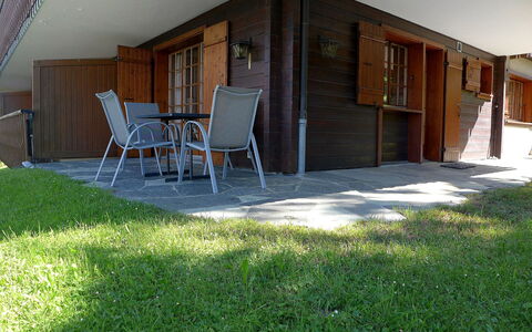 Le Brévent 4: Eigentum, Haus, Gebäude, Gras, Hinterhof, Zimmer, Zuhause, Grundeigentum, Hütte, Garten