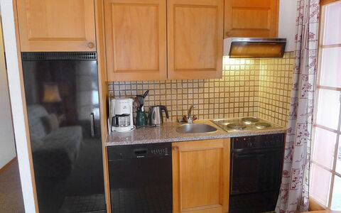 Le Brévent 4: Countertop, Cabinetry, Zimmer, Eigentum, Küche, Möbel, Fliese, Schrank, Haus, Holzbeize