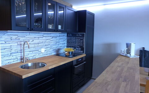 Villars 786: Cabinetry, Zapfhahn, Spüle, Eigentum, Möbel, Countertop, Sinken, Armatur, Küche, Holz