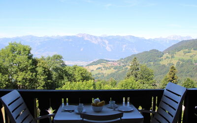 Villars 786: Himmel, Eigentum, Berg, Tabelle, Blatt, Natur, Natürliche Landschaft, Natürlichen Umgebung, Schatten, Stuhl