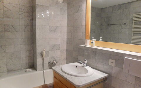 Villars 787: Badezimmer, Eigentum, Zimmer, Fliese, Wand, Zapfhahn, Bad Sink, Badezimmerschrank, Bad Zubehör, Interior Design
