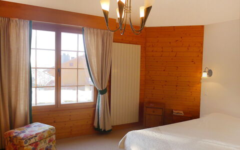 Villars 787: Zimmer, Möbel, Bett, Schlafzimmer, Eigentum, Wand, Fussboden, Bettrahmen, Bettdecke, Interior Design