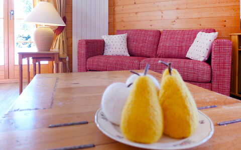 Villars 787: Essen, Tabelle, Möbel, Geschirr, Komfort, Zutat, Beleuchtung, Interior Design, Holz, Teller