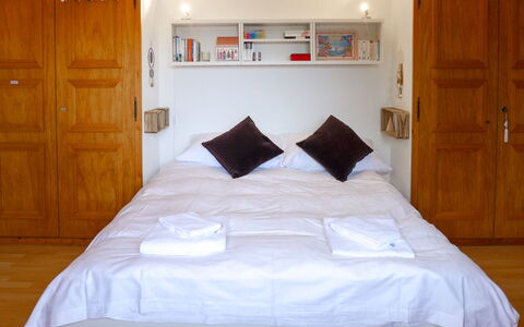 Les Seracs 1: Eigentum, Möbel, Komfort, Tür, Holz, Bettrahmen, Interior Design, Cabinetry, Flooring, Kissen