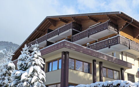 Grand-Pont 15: Himmel, Gebäude, Wolke, Fenster, Schnee, Steigung, Holz, Haus, Grundeigentum, Einfrieren