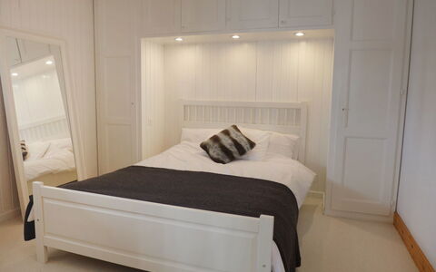 Savoie 1: Schlafzimmer, Bett, Möbel, Zimmer, Eigentum, Bettrahmen, Matratze, Bettdecke, Bedding, Interior Design