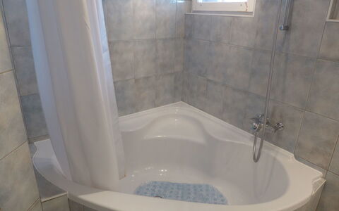 Savoie 1: Badezimmer, Badewanne, Fliese, Eigentum, Armatur, Wand, Fussboden, Zimmer, Die Architektur, Toilette