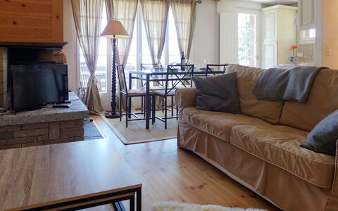 Savoie 1: Wohnzimmer, Zimmer, Möbel, Eigentum, Interior Design, Fussboden, Tabelle, Gebäude, Vorhang, Zuhause