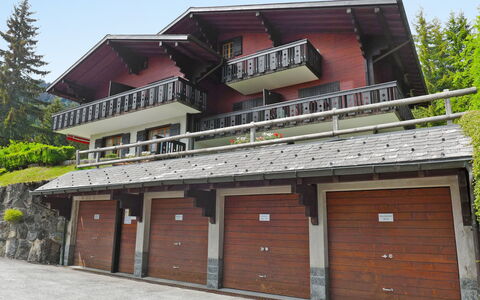 Villars 850: Himmel, Eigentum, Tür, Fenster, Holz, Baum, Pflanze, Gebäude, Hütte, Grundeigentum