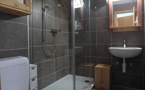 Villars 850: Badezimmer, Eigentum, Zimmer, Fliese, Armatur, Zapfhahn, Duschtür, Tür, Die Architektur, Fussboden