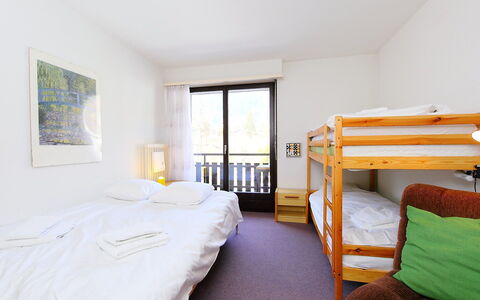 Marignac 33: Schlafzimmer, Möbel, Zimmer, Bett, Eigentum, Bettdecke, Bettrahmen, Interior Design, Gelb, Bedding