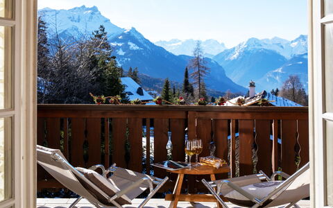 Villars 995: Himmel, Berg, Eigentum, Möbel, Natur, Tabelle, Azurblau, Fenster, Holz, Stuhl