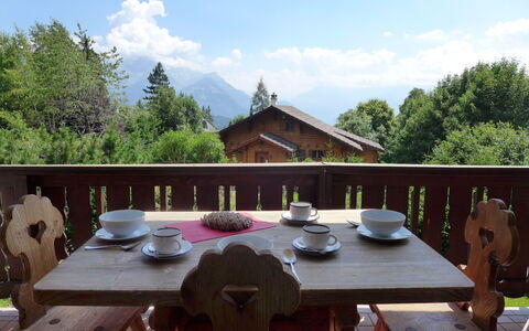 Villars 995: Tabelle, Eigentum, Möbel, Tisch Im Freien, Dach, Freizeit, Restaurant, Terrasse, Baum, Deck